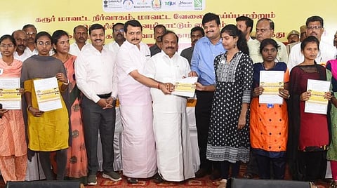 கரூர் தாந்தோணிமலை அரசு கலைக்கல்லூரி வளாகத்தில் நடந்த தனியார் வேலைவாய்ப்பு முகாமில், தேர்வு செய்யப்பட்டவர்களுக்கா பணி நியமனை ஆணைகளை வழங்குகின்றனர் மாநில மின்சாரம், மதுவிலக்கு மற்றும் ஆயத் தீர்வைத்துறை அமைச்சர் வி.செந்தில்பாலாஜி மற்றும் மாநில தொழிலாளர் நலன் மற்றும் திறன் மேம்பாட்டுத்துறை அமைச்சர் சி.வி.கணேசன், மாவட்ட ஆட்சியர் த.பிரபுசங்கர் உள்ளிட்டோர்.