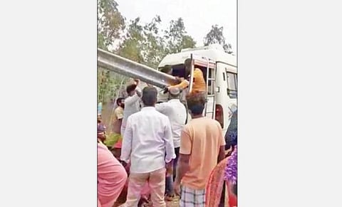 கிளியனூரில் நிகழ்ந்த சாலை விபத்தில் தடுப்பு கம்பியில் சிக்கிய வேன்.