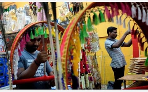 தைப்பூசத் திருவிழா: பழநியில் காவடிகள் தயாரிக்கும் பணி மும்முரம்