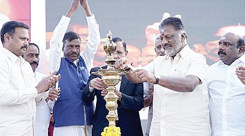 குஜராத் மாநிலம் அகமதாபாத்தில் கர்ணாவதி தமிழ்ச் சங்கம் சார்பில் நேற்று நடைபெற்ற பொங்கல் விழாவை குத்துவிளக்கேற்றித் தொடங்கிவைத்தார் முன்னாள் முதல்வர் ஓ.பன்னீர்செல்வம். உடன், மனோஜ் பாண்டியன் எம்எல்ஏ மற்றும் சங்க நிர்வாகிகள்.