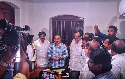 சென்னையில் மக்கள் நீதி மய்யம் தலைவர் கமல்ஹாசனை சந்தித்து ஆதரவு கோரிய ஈவிகேஎஸ் இளங்கோவன்