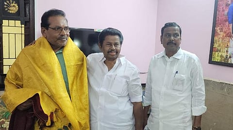 சில்ப் குரு விருது பெற்ற வி.பன்னீர்செல்வம் வீட்டுக்கே சென்று அவரை பாராட்டிய எம்எல்ஏ சாக்கோட்டை க.அன்பழகன். உடன் ஒன்றிய குழு துணைத் தலைவர் டி.கணேசன் உள்ளார்.
