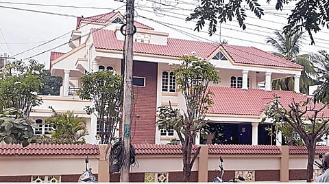 திருவெறும்பூர் ஐ.ஏ.எஸ் நகரில் திருட்டு நடைபெற்ற தொழிலதிபர் வீடு.