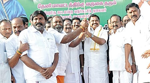 தேனி வந்த முன்னாள் முதல்வர் பழனிசாமிக்கு வீரவாளை வழங்கிய முன்னாள் அமைச்சர் ஆர்.பி.உதயகுமார்.