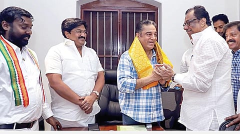 ஈரோடு கிழக்கு தொகுதி காங்கிரஸ் வேட்பாளர் ஈவிகேஎஸ் இளங்கோவன், சென்னை ஆழ்வார்பேட்டையில் மக்கள் நீதி மய்யம் கட்சி தலைவர் கமல்ஹாசனை நேற்று சந்தித்து ஆதரவு கோரினார். படம்: பு.க.பிரவீன்.