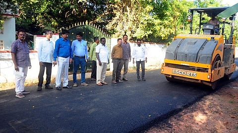 புதுச்சேரி | பறிமுதல் செய்யப்பட்ட 2 டன் பிளாஸ்டிக் பொருட்களை கொண்டு தார் சாலை அமைப்பு