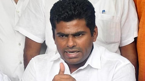 நாற்காலி கொண்டுவர தாமதமானதால் தொண்டர் மீது அமைச்சர் நாசர் கல் வீசும் வீடியோ வைரல்: அண்ணாமலை கண்டனம்
