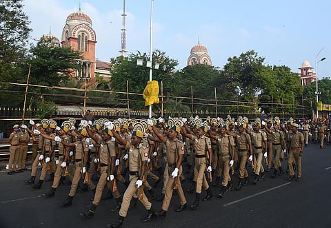குடியாசு தின விழா கொண்டாட்டம்: மெரினாவில் தலைவர்களின் நினைவிடங்களை பார்வையிட தடை