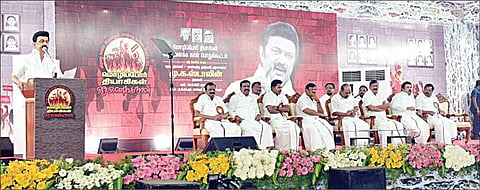 மொழிப்போர் தியாகிகளுக்கு வீர வணக்கநாள் பொதுக் கூட்டம் திருவள்ளூரில் நேற்று நடைபெற்றது. இதில் முதல்வர் மு.க.ஸ்டாலின் சிறப்புரையாற்றினார். உடன், அமைச்சர் சா.மு.நாசர், எம்.பி. ஜெகத்ரட்சகன், எம்எல்ஏக்கள் சந்திரன், டி.ஜெ.கோவிந்தராஜன், கிருஷ்ணசாமி உள்ளிட்டோர். படங்கள்: ம.பிரபு