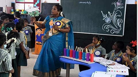 அரசுப் பள்ளி மாணவர்களுக்கான எண்ணும் எழுத்தும் திட்டம்: 813 ஆசிரியர்களுக்கு இன்று பாராட்டுச் சான்றிதழ்