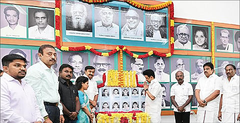 மொழிப்போர் தியாகிகள் தினத்தையொட்டி, சென்னை கிண்டி காந்தி மண்டப வளாகத்தில் உள்ள மொழிப்போர்தியாகிகள் மணி மண்டபத்தில், தமிழ் மொழி காக்க இன்னுயிர் நீத்த தியாகிகளை நினைவுகூரும் வகையில் அவர்களது உருவப் படங்களுக்கு முதல்வர் மு.க.ஸ்டாலின் நேற்று மலர்தூவி மரியாதை செலுத்தினார். அமைச்சர்கள் மு.பெ.சாமிநாதன், மா.சுப்பிரமணியன், எம்எல்ஏக்கள் க.கணபதி, ஏஎம்வி.பிரபாகரராஜா, சென்னை மேயர் ஆர்.பிரியா, துணை மேயர் மு.மகேஷ்குமார், தமிழ் வளர்ச்சி மற்றும் செய்தித் துறை செயலர் இரா.செல்வராஜ், செய்தி மக்கள் தொடர்புத் துறை இயக்குநர் வீ.ப.ஜெயசீலன் மற்றும் அரசு உயர் அலுவலர்கள் கலந்துகொண்டனர்.
