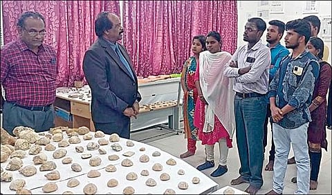 அரியலூர் பகுதியில் சேகரிக்கப்பட்ட தொல்பொருள் படிமங்களுடன் தமிழ்நாடு மத்திய பல்கலைக்கழகத்தின் துணைவேந்தர் கிருஷ்ணன், கல்வெட்டியல் துறை பேராசிரியர் ரவி மற்றும் மாணவர்கள்.