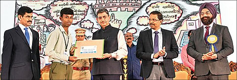 தேசிய வாக்காளர் தினத்தையொட்டி சென்னை கலைவாணர் அரங்கத்தில் நேற்று நடந்த நிகழ்ச்சியில், தமிழகம் முழுவதும் நடத்தப்பட்ட பல்வேறு போட்டிகளில் வெற்றி பெற்ற மாணவர்களுக்கு ஆளுநர் ஆர்.என்.ரவி பரிசுகளை வழங்கினார். உடன் தலைமைச் செயலர் இறையன்பு, தமிழக தலைமை தேர்தல் அதிகாரி சத்யபிரத சாஹு, சென்னை மாநகராட்சி ஆணையர் ககன்தீப்சிங் பேடி உள்ளிட்டோர்.