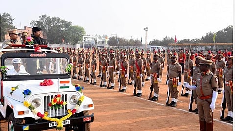 கரூர் | குடியரசு தின விழாவில் டாஸ்மாக் பணியாளர்களுக்கு கேடயம் - வருவாய் ஈட்டும் பணியை சிறப்பாக செய்ததாக பாராட்டு