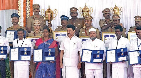 குடியரசு தின விழாவில், வீரதீர செயலுக்கான பதக்கங்கள், மத நல்லிணத்துக்கான கோட்டை அமீர் விருது, சிறந்த காவல் நிலையத்துக்கான முதல்வரின் கோப்பைகளைப் பெற்றவர்களுடன் முதல்வர் மு.க.ஸ்டாலின்.