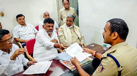 கர்நாடக முதல்வரிடம் விசாரணை கோரி காங். புகார்