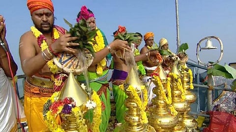 பழநி தண்டாயுதபாணி சுவாமி மலைக்கோயிலில் கும்பாபிஷேகத்தை முன்னிட்டு கோபுர கலசங்கள் மீது புனித நீர் ஊற்றப்பட்டது | படங்கள்: ந.தங்கரத்தினம்.