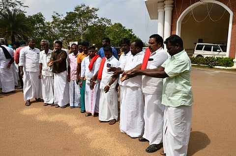நெல்லை கொட்டி போராட்டத்தில் ஈடுபட்ட விவசாயிகள்