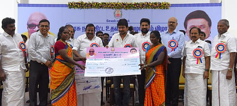 சேலம் மாசிநாயக்கன்பட்டி பகுதியில் நடந்த அரசு விழாவில் இளைஞர் நலன் மற்றும் விளையாட்டு மேம்பாட்டுத்துறை அமைச்சர்
உதயநிதி ஸ்டாலின் மகளிர் சுய உதவிக்குழுவினருக்கு கடனுதவிக்கான காசோலையை வழங்கினார். உடன் நகராட்சி நிர்வாகத்துறை அமைச்சர் கே.என் நேரு உள்ளிட்டோர். | படம்: எஸ்.குரு பிரசாத்