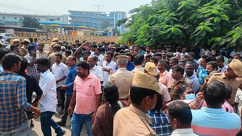 வட மாநிலத் தொழிலாளர்கள் மீது நடவடிக்கை எடுக்க வலியுறுத்தி, மாவட்ட ஆட்சியர் அலுவலகத்தை முற்றுகையிட்டவர்கள்.