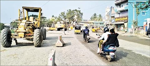 ஜோலார்பேட்டை அருகே ஆமை வேகத்தில் நடந்து வரும் 4 வழிச்சாலை அமைக்கும் பணிகள். படம்: ந.சரவணன்.