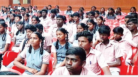 ‘இந்து தமிழ்’, ‘அல்ட்ராடெக் சிமென்ட்’, ‘சிவசங்கர் அறக்கட்டளை’ சார்பில் ‘படிப்போம் உயர்வோம்’ - பயம், தயக்கம் தவிர்த்தால் படிப்பில் வெற்றி எளிது: 10-ம் வகுப்பு மாணவர்களுக்கான வழிகாட்டி நிகழ்ச்சியில் அறிவுரை