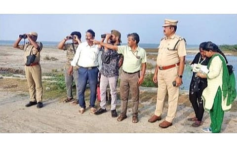 நாகை மாவட்டம் வேதாரண்யத்தை அடுத்த கோடியக்கரை பறவைகள் சரணாலயத்துக்கு வந்துள்ள வெளிநாட்டு பறவைகளை கணக்கெடுக்கும் பணியில் நேற்று ஈடுபட்டோர்.