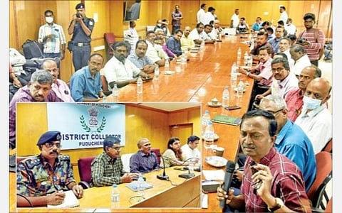 புதுச்சேரியில் ஜி 20 தொடக்க நிலை மாநாட்டையொட்டி வெளிநாடு பிரதிநிதிகள் தங்கும் ஹோட்டல்களுக்கு பலத்த போலீஸ் பாதுகாப்பு போடப்பட்டுள்ளது. படம்: எம்.சாம்ராஜ்.
