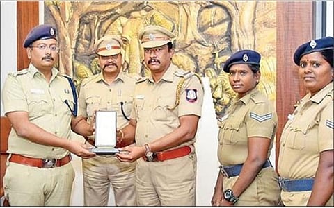 கோவையில் புராஜக்ட் பள்ளிக்கூடம் திட்டத்தின் கீழ் அதிக விழிப்புணர்வு நிகழ்ச்சிகள் நடத்திய வடவள்ளி காவல்நிலைய போலீஸாருக்கு பாராட்டு தெரிவித்த காவல் கண்காணிப்பாளர் பத்ரிநாராயணன்.