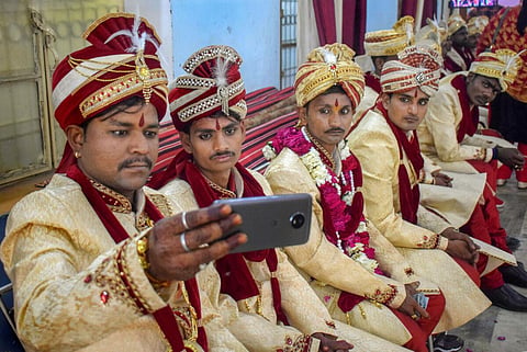 உ.பி. திருமண நிகழ்ச்சிகளில் புதிய மாற்றங்கள் - மணமக்கள் வரவேற்பில் இடம்பெறும் வர்ணனையாளர்கள்