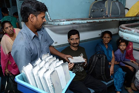 ரயில்களில் விநியோகிக்கப்படும் உணவு பொருட்களின் விலை திடீர் உயர்வு