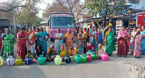 போராட்டத்தில் ஈடுபட்ட பெண்கள்