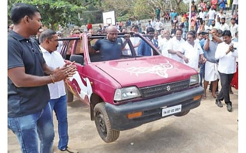 நாகர்கோவிலில் 370 கிலோ எடை கொண்ட காரை தூக்கி ‘யோக் வாக்` சென்ற உடற்பயிற்சியாளர் கண்ணன். இந்நிகழ்ச்சியில் அமைச்சர் மனோ தங்கராஜ் உள்ளிட்டோர் பங்கேற்றனர்.