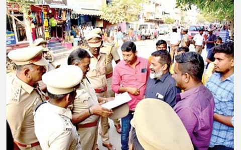குஜராத் கலவரம் குறித்த பிபிசி ஆவணப்படத்தை மதுரை ஜெய்ஹிந்த்புரத்தில் வெளியிட முயற்சித்த இந்திய ஜனநாயக வாலிபர் சங்கத்தினரிடம் பேச்சுவார்த்தை நடத்திய போலீஸார்.