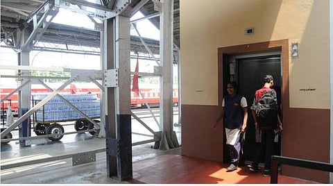 சென்னை | 12 புறநகர் ரயில் நிலையங்களில் 24 புதிய மின்தூக்கி வசதி
