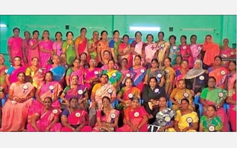 நாமக்கல் அரசு மகளிர் மேல்நிலைப் பள்ளியில் நடந்த சந்திப்பு விழாவில், 48 ஆண்டுகளுக்குப் பின்னர் சந்தித்த முன்னாள் மாணவிகள் குழு புகைப்படம் எடுத்து மகிழ்ந்தனர்.