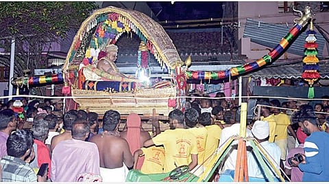 திருவாவடுதுறை ஆதீனத்தில் நடைபெற்ற நமச்சிவாய மூர்த்திகள் குருபூஜை விழாவையொட்டி, நேற்று முன்தினம் இரவு சிவிகை பல்லக் கில் எழுந்தருளி பட்டினப் பிரவேசம் செல்லும் திருவாவடுதுறை ஆதீனம் ல அம்பலவாண தேசிக பரமாச்சாரிய சுவாமிகள்.