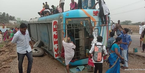 அரியலூர் அருகே விபத்துக்குள்ளான தனியார் பேருந்து
