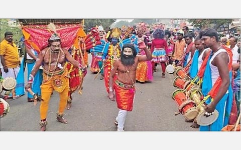 பாப்பிரெட்டிப்பட்டி அடுத்த சாமியாபுரம் கூட்டு ரோட்டில் தெருக்கூத்து கலைஞர்கள் சுவாமி வேடங்கள் அணிந்து ஊர்வலமாக சென்றனர்.