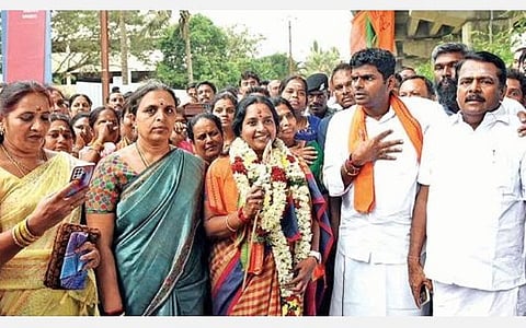 கோவை ஈச்சனாரி விநாயகர் கோயிலில் இருந்து நேற்று பழநிக்கு பாதயாத்திரை புறப்பட்ட எம்எல்ஏ வானதி சீனிவாசனை வழியனுப்பிய பாஜக மாநில தலைவர் அண்ணாமலை உள்ளிட்டோர்.படம்: ஜெ.மனோகரன்