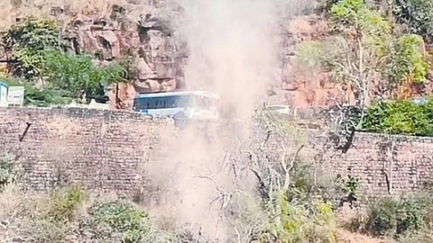 சைலம் தடுப்பு சுவரில் மோதி நின்ற தெலங்கானா அரசு பஸ்.