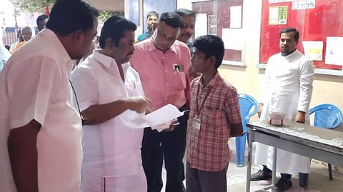 “துர்நாற்றம் வீசுகிறது... நடவடிக்கை எடுங்கள்...” - கும்பகோணம் எம்.எல்.ஏ.விடம் 7-ம் வகுப்பு மாணவர்கள் மனு