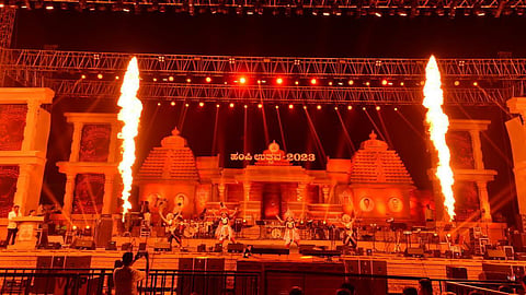 கர்நாடகாவில் இந்தி பாடல்களை பாடியதால் பாடகர் மீது பாட்டில் வீச்சு - கன்னட அமைப்பினர் 2 பேர் கைது