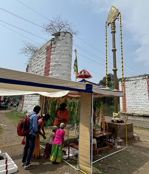 தைப்பூசத் திருவிழாவை முன்னிட்டு பழநி சண்முக நதிக்கரையில் 23 அடிக்கு வேல்