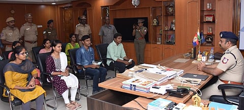 மதுரை மாநகர காவல் ஆணையர் நரேந்திரன் நாயர், பிளஸ் 2பொதுத்தேர்வில் அதிக மதிப்பெண் பெற்ற காவல்துறையினரின் மாணவர்களுக்கு பரிசுத்தொகை வழங்கினார்.