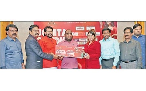 கோவையில் பிரபல பாடகி ஜொனிதா காந்தி நேரடி இசை நிகழ்ச்சி குறித்த அறிவிப்பை வெளியிட்ட நிகழ்ச்சி ஒருங்கிணைப்பாளர்கள்.