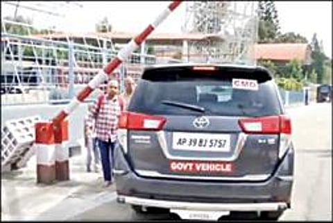 திருமலை மாட வீதியில் சுற்றி, மீண்டும் வாகன மண்டபம் வழியாக வெளியே செல்லும் கார்.
