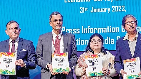 டெல்லியில் நேற்று நடைபெற்ற செய்தியாளர்கள் சந்திப்பில் பொருளாதார ஆய்வறிக்கை 2022-23-ஐ வெளியிட்ட தலைமைப் பொருளாதார ஆலோசகர் வி. அனந்த நாகேஸ்வரனுடன் (இடமிருந்து 3-வது) அவரது சகாக்கள்.