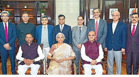 2023-24-ம் நிதியாண்டுக்கான மத்திய பட்ஜெட் தயாரிப்புக்குப் பிறகு மத்திய நிதி அமைச்சர் நிர்மலா சீதாராமன் தனது சகாக்களுடன் குழு படம் எடுத்துக் கொண்டார். உடன் மத்திய நிதித் துறை இணையமைச்சர்கள் பகவத் காரத், பங்கஜ் சவுத்ரி, நிதித் துறை செயலர் டிவி சோமநாதன், தலைமை பொருளாதார ஆலோசகர் வி. அனந்த நாகேஸ்வரன் உள்ளிட்டோர்.