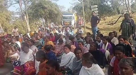 போராட்டத்தில் ஈடுபட்ட பழங்குடியின மக்கள்